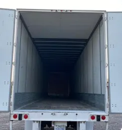 Caja seca con puertas tipo libro abiertas